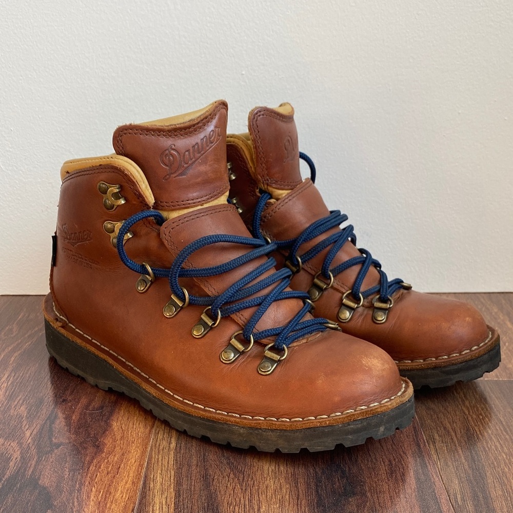 Danner Mountain Pass Cedar Cognac Leather Boots Blue Laces 33277